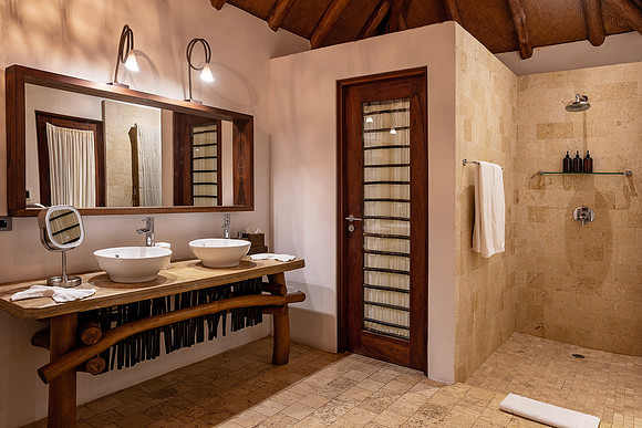 Casa_Kidd_Master_Indoor_Shower_CC
