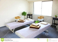 massage-room-interior-treatment-beauty-healthy-spa-salon-43923969