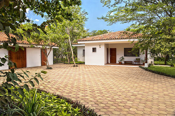 Casita_U4_Front_Yard_1_CC_HERO