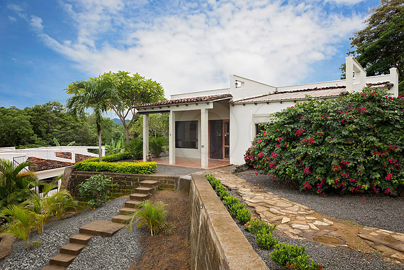 Congo_Hills_2_Exterior_Wide_Front_of_House_CC